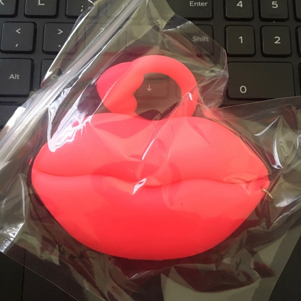 AirPods Pro case - Picture 3 of 6